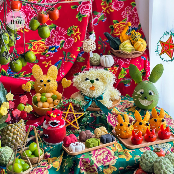 Những loại bánh và hoa trái mùa Trung thu được cắt tỉa thành hình những chú chó, chú thỏ thật đáng yêu. (Ảnh: Cao Thanh Thủy)