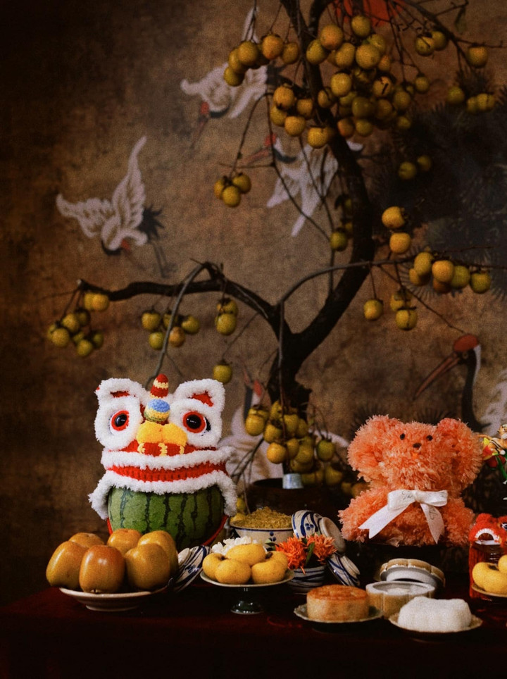 Mâm cỗ đầy phong vị mùa thu với chó bưởi, thị vàng, đầu lân, bánh nướng. (Ảnh: Nguyễn Thơ Thơ)