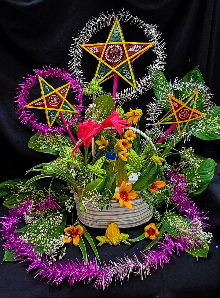 Không khoe mâm cỗ cầu kỳ, bà mẹ này chia sẻ lẵng hoa Trung thu tự làm từ những quả mướp đắng rất độc đáo. (Ảnh: Phùng Hà)