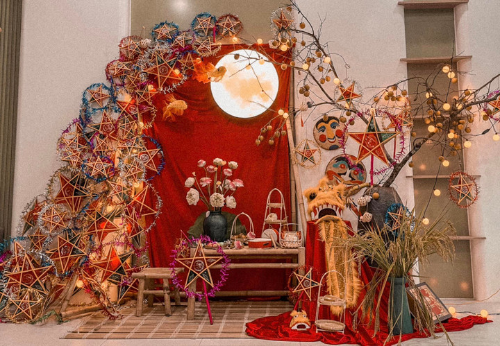 Tết Trung thu, trẻ em là đối tượng ưu tiên số một. Không chỉ chuẩn bị mâm cỗ trông trăng, nhiều gia đình, trường học, cơ quan, khối phố... còn thiết kế cả những "góc Trung thu" rất cầu kỳ. (Ảnh: Nguyễn Thế Hoàng)