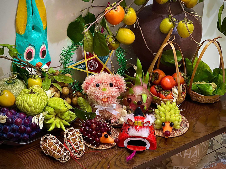 Cư dân mạng hoàn toàn bị mê hoặc những con thú đáng yêu trong mâm cỗ này: Mấy chú nhím được làm từ quả nho, chú chó bưởi quen thuộc và đặc biệt là những chiếc bánh nướng hình chú lợn nằm trong rọ. Ở một góc khiêm tốn, cốm làng Vòng đựng trong lá sen đang tỏa ra mùi hương êm đềm.(Ảnh: Hương Ly Trần)