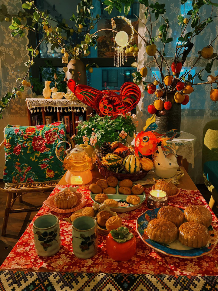 Màu sắc và cách bài trí điệu nghệ, hòa hợp với không gian khiến mâm cỗ Trung thu này mang đầy tính hội họa. (Ảnh: Tiệm gốm AjiSun)