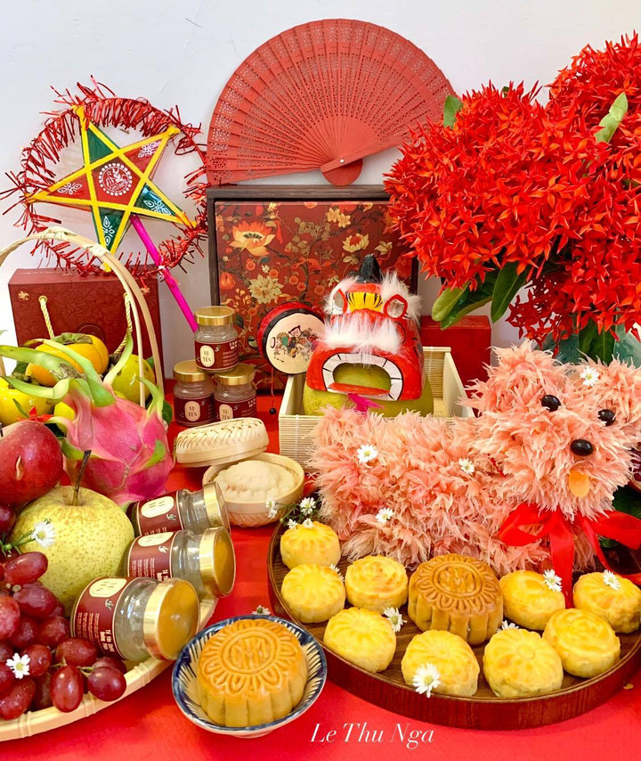 Tuy nhiên, được chăm chút nhiều nhất vẫn là những mâm cỗ đón trăng ngập sắc đỏ, vàng bắt mắt, bày biện tinh tế như những công trình nghệ thuật. (Ảnh: Lê Thu Nga)