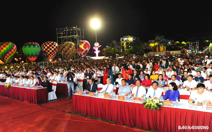Các đại biểu và nhân dân dự lễ khai mạc Festival Chí Linh - Hải Dương 2023. (Ảnh: Báo Hải Dương)
