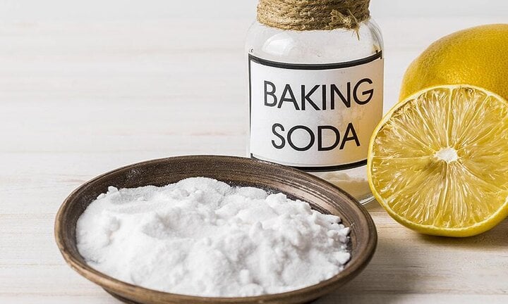 Baking soda giúp lau chùi gương giúp gương sáng bóng mà không để lại vết.