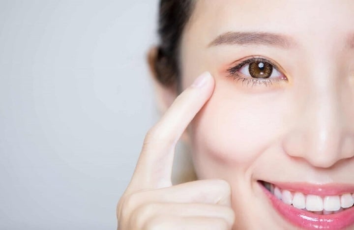 Cắt mí cần tạo ra một vết rạch mỏng ở phần da phía trên bầu mắt hoặc ở mí mắt dưới.