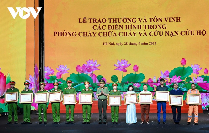 Bộ trưởng Bộ Công an Tô Lâm trao Bằng khen của Bộ trưởng Bộ Công an tặng các điển hình tiên tiến trong công tác PCCC.