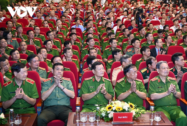 Các đại biểu dự buổi lễ.