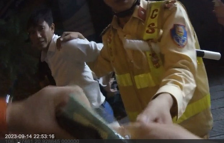 Tài xế Trần Mạnh Hùng có hành vi chống đối khi bị lập biên bản vi phạm nồng độ cồn. (Ảnh chụp màn hình)