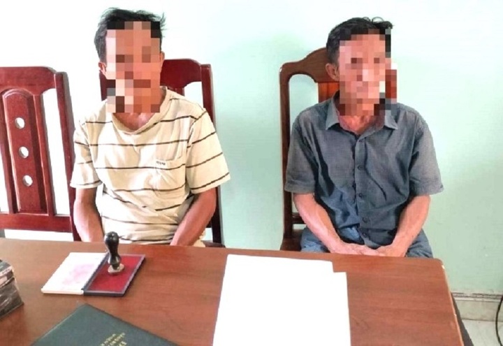2 kẻ đe dọa, rượt đuổi phóng viên ở bãi vàng trái phép vừa bị xử phạt. (Ảnh: C.A)