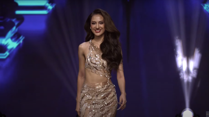 H'Duyên Bkrông khoe vòng eo săn chắc với đầm cut-out.