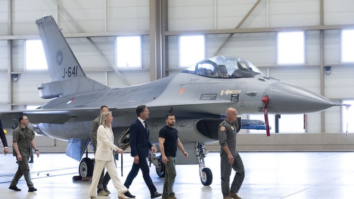 Tổng thống Ukraine Zelensky và Thủ tướng Hà Lan Mark Rutte đi qua máy bay chiến đấu F-16 ở Eindhoven, Hà Lan. (Ảnh: AP)