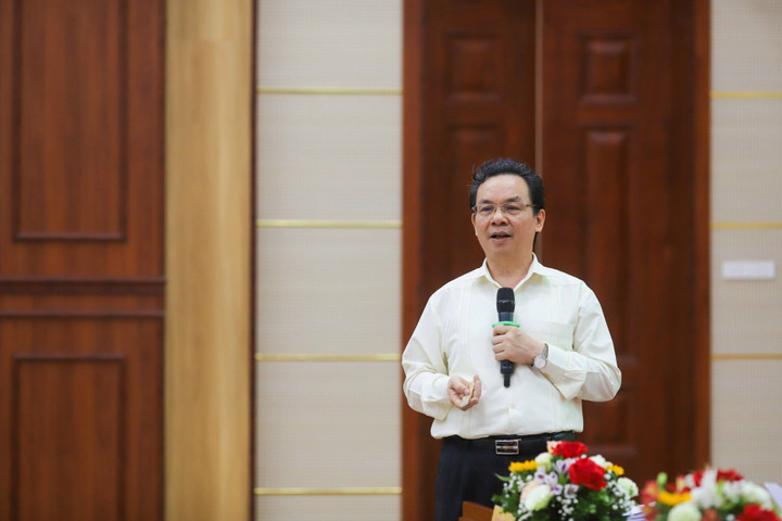GS.TS Hoàng Văn Cường trình bày tại Hội thảo.