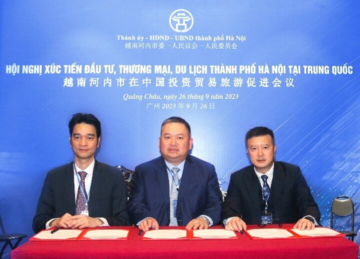 Đại diện Vinamilk (bìa trái) ký kết biên bản ghi nhớ hợp tác với 2 doanh nghiệp hàng đầu trong lĩnh vực nhập khẩu - phân phối sữa và nông sản tại Trung Quốc. (Ảnh: Vi Nam)