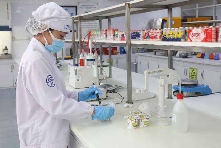 Sản phẩm sữa chua sầu riêng Vinamilk đang nghiên cứu sản xuất cho thị trường Trung Quốc. (Ảnh: Vi Nam)