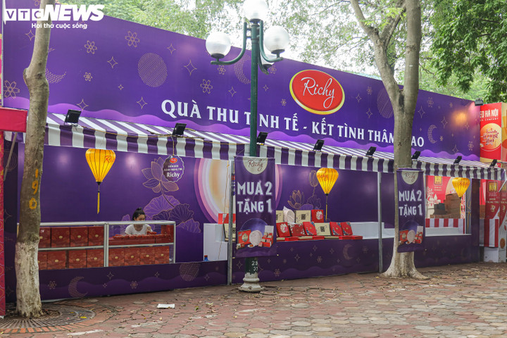 Sát đêm Trung thu, quầy bánh đua nhau giảm giá, đóng cửa sớm vì vắng khách - 2