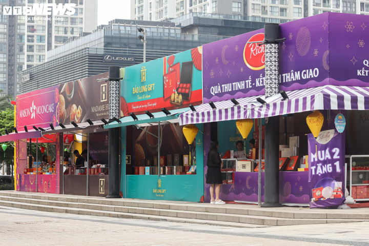 Chiều 29/9 (15 tháng 8 Âm lịch), chỉ còn ít giờ nữa là đến Tết Trung thu, các quầy bánh tập trung trên nhiều tuyến phố lớn, nhỏ ở Hà Nội vẫn vắng vẻ.