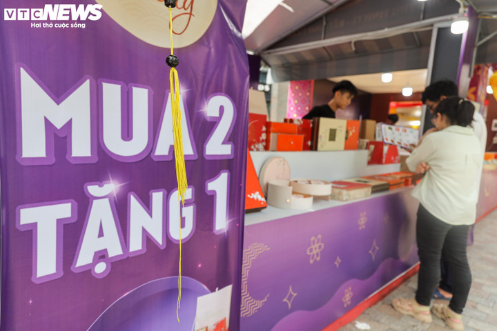Sát đêm Trung thu, quầy bánh đua nhau giảm giá, đóng cửa sớm vì vắng khách - 3