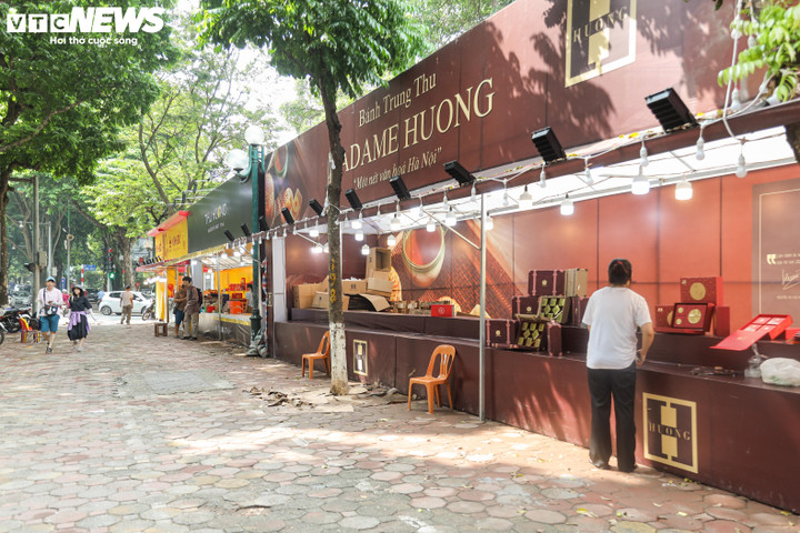 Sát đêm Trung thu, quầy bánh đua nhau giảm giá, đóng cửa sớm vì vắng khách - 10