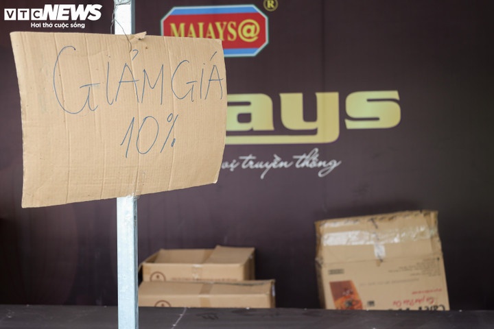 Sát đêm Trung thu, quầy bánh đua nhau giảm giá, đóng cửa sớm vì vắng khách - 7