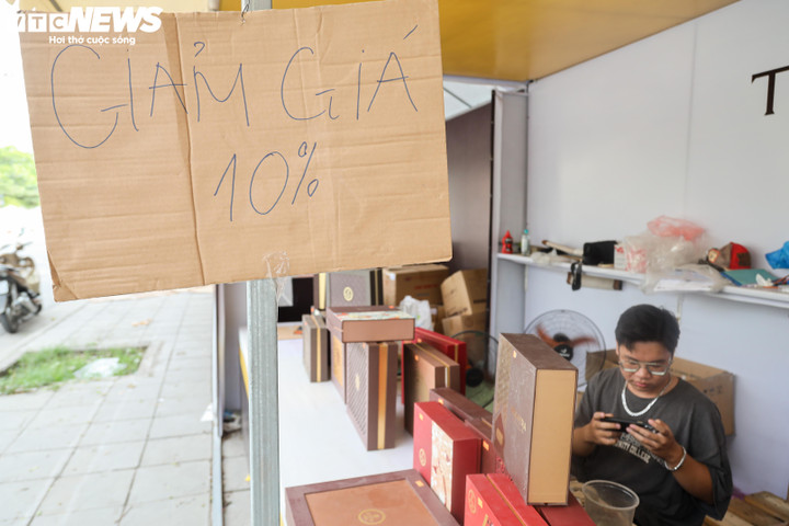 Sát đêm Trung thu, quầy bánh đua nhau giảm giá, đóng cửa sớm vì vắng khách - 5