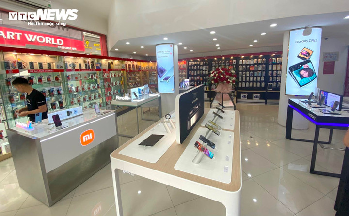 Bên trong một cửa hàng Viettelstore lúc 10h sáng 29/9.