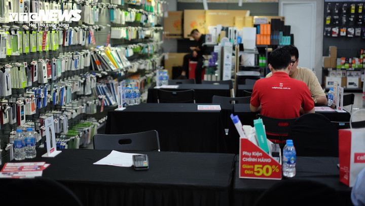 Khu vực tư vấn cho khách tại một cửa hàng CellphoneS thời điểm 9h45 sáng 29/9.