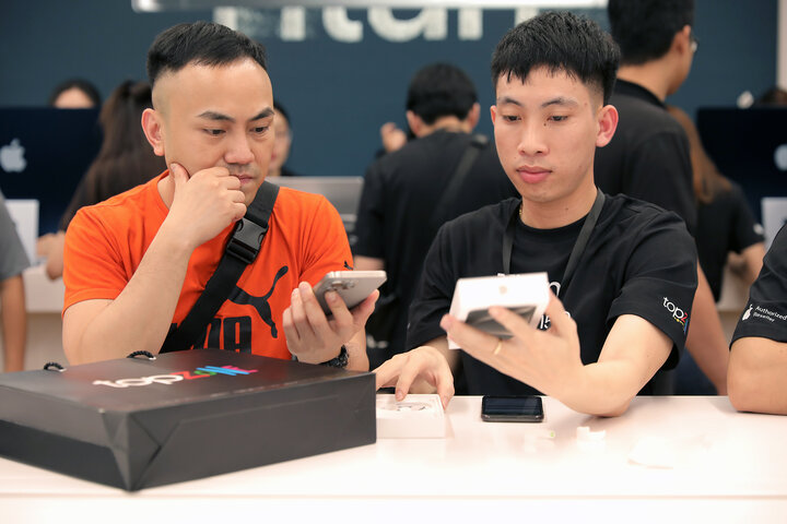 Năm nay, thị trường Việt Nam mở bán chính thức máy chính hãng chỉ sau các quốc gia, vùng lãnh thổ ưu tiên trên quốc tế đúng 7 ngày - điều chưa từng có tiền lệ, cho thấy Apple tiếp tục đánh giá cao và đặt kỳ vọng doanh số ở thị trường hơn 100 triệu dân. Ngoài iPhone 15, nhà bán lẻ đồng thời mở bán Apple Watch Series 9, Watch Ultra 2, Airpod Pro 2 với cổng sạc USB-C.