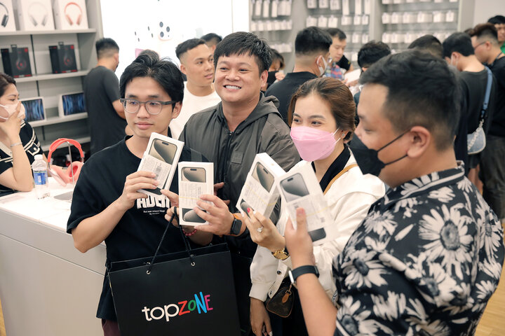 Đêm 28, rạng sáng 29/9, hàng loạt đại lý uỷ quyền của Apple (AAR) tại Việt Nam bắt đầu giao các máy thế hệ iPhone 15 tới tay người dùng ở nhiều thành phố trên cả nước.