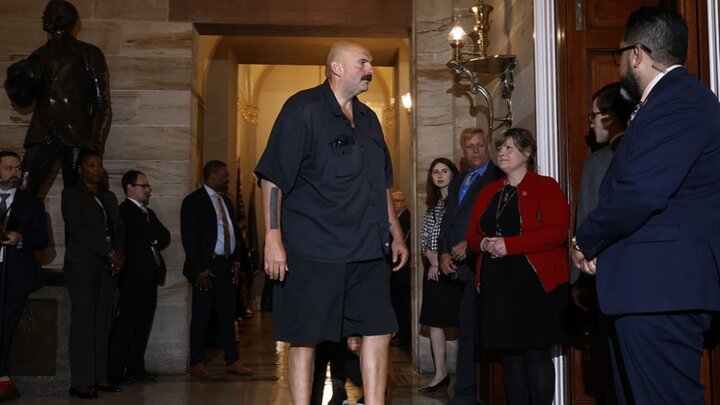 Nghị sĩ mặc quần lửng đi làm thúc đẩy Thượng viện Mỹ thông qua dự luật về trang phục.