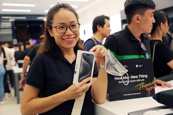 Trước đó, từ ngày 22 đến 28/09/2023, các AAR tại Việt Nam triển khai chương trình đặt trước iPhone 15 series với tổng số lượng đặt hàng của 5 đại lý lớn công bố lên tới hàng chục nghìn máy. Đa phần chọn phiên bản iPhone 15 Pro Max, chủ yếu mong muốn sở hữu máy màu Titan tự nhiên.