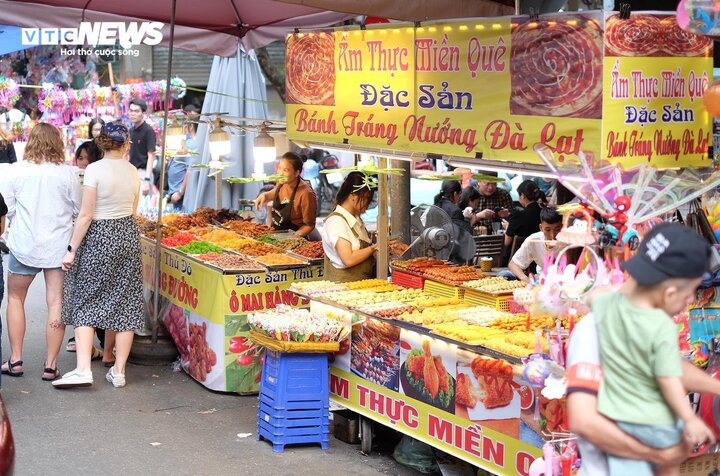 Không chỉ có những gánh hàng rong bán trái cây dầm, trà quất… len lỏi mọc lên giữa phố, mà nhiều quầy hàng chắc chắn, rộng rãi cũng được dựng lên dọc con phố Hàng Mã để phục vụ thực khách.