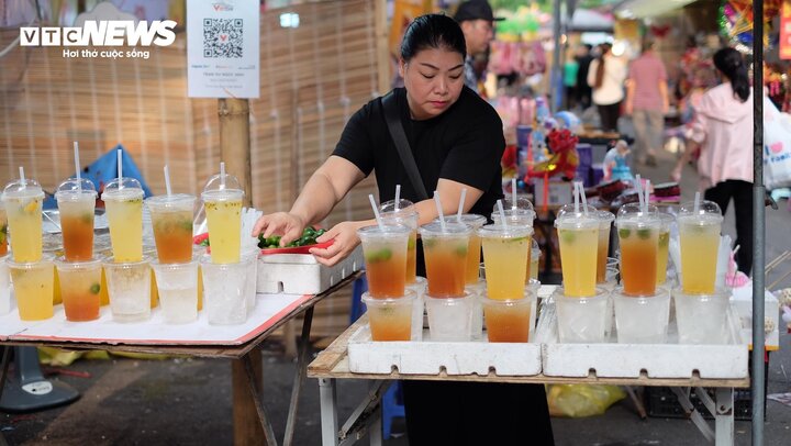 Chị Thu Hiền, chủ một quầy nước giải khát cho biết: “Năm nay tiểu thương chúng tôi được tạo điều kiện buôn bán đồ ăn, nước uống tại đây. Ai ai cũng phấn khởi, chuẩn bị quầy hàng từ buổi sáng”.