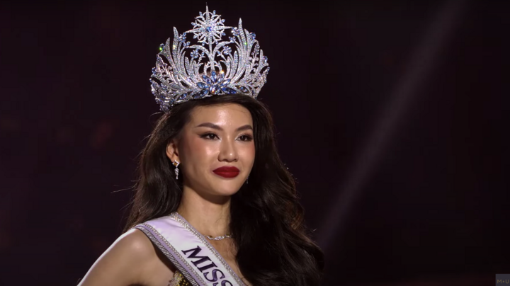Bùi Quỳnh Hoa trong khoảnh khắc đăng quang Miss Unverse Vietnam 2023.