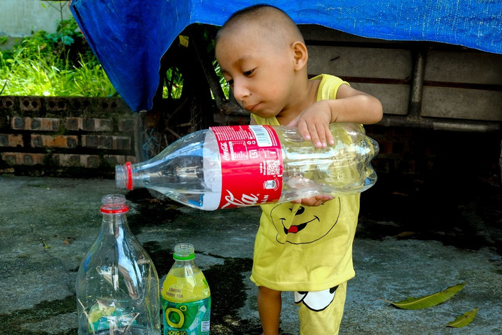 Việt Anh 7 tuổi nhưng ngoại hình chỉ nhỉnh hơn chai nước 2 lít một chút.