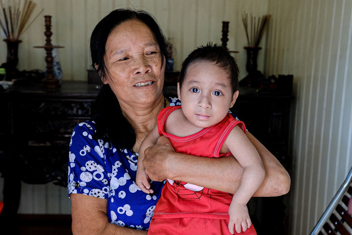 Bà Vũ Thị Diện và cháu Nguyễn Hải Đăng (5 tuổi).