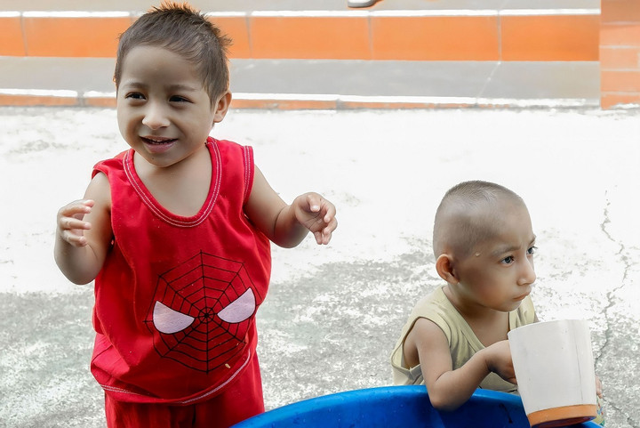 "Đến nay, cả 2 bé chỉ như những em bé sơ sinh, thích chơi và hành động theo ý mình".