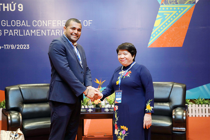 Chủ nhiệm Ủy ban Xã hội Nguyễn Thúy Anh với Chủ tịch Mạng lưới Nghị sĩ trẻ Pháp ngữ Pascal Sawa. (Ảnh: quochoi.vn).