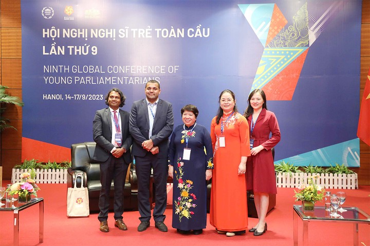 Chủ nhiệm Ủy ban Xã hội Nguyễn Thúy Anh với Chủ tịch Mạng lưới Nghị sĩ trẻ Pháp ngữ Pascal Sawa và các đại biểu chụp ảnh lưu niệm. (Ảnh: quochoi.vn).