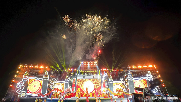 Trong khuôn khổ của chương trình lễ khai mạc có màn bắn pháo hoa tầm thấp, pháo hoa xoay. (Ảnh: Báo Hải Dương)