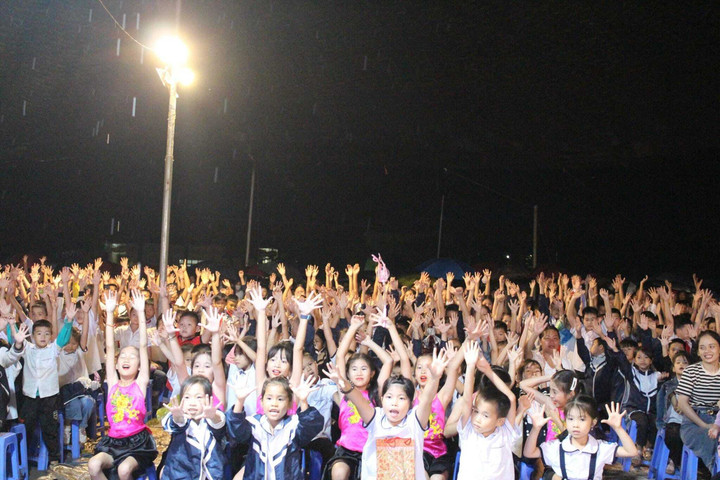 Bất chấp mưa lớn và đất bùn dưới chân, các khán giả nhí vẫn ủng hộ 2 nghệ sĩ hết mình. Điều này khiến Xuân Bắc phải thốt lên: "Thật tuyệt những cảm giác như thế này".