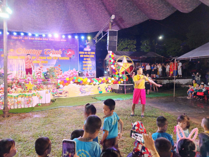 Xuân Bắc và Tự Long là cặp nghệ sĩ rất tâm huyết với thiếu nhi. Sự duyên dáng, hoạt bát của 2 nghệ sĩ nhận được nhiều thiện cảm từ khán giả nhí.