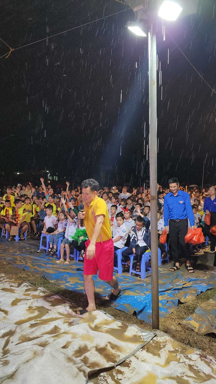 Chia sẻ về buổi biễu diễn đặc biệt này, NSƯT Xuân Bắc viết: "Trời mưa to lắm, trăng không hiện ra nhưng chúng em đã có ánh trăng trong lòng".