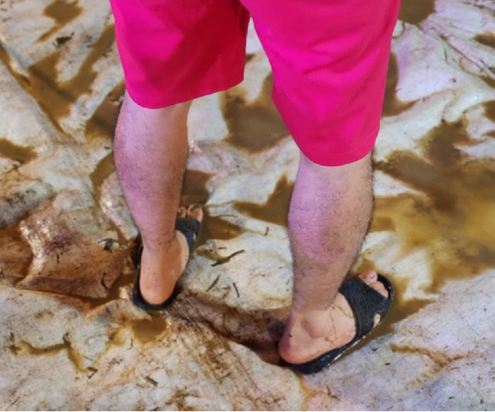 Xuân Bắc không ngại mang dép lê, lội bùn đất để đến gần hơn với các khán giả nhí.