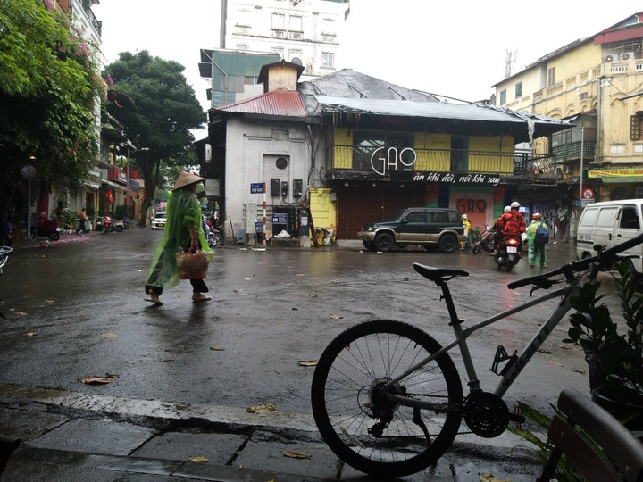 Lần cuối cùng, trước khi phát hiện bạo bệnh, Y Vũ trở lại nguyên quán, Hà Nội cũng trong một ngày mưa. Ông đã ngồi đây nhớ lại Hà Nội của những năm tháng cũ