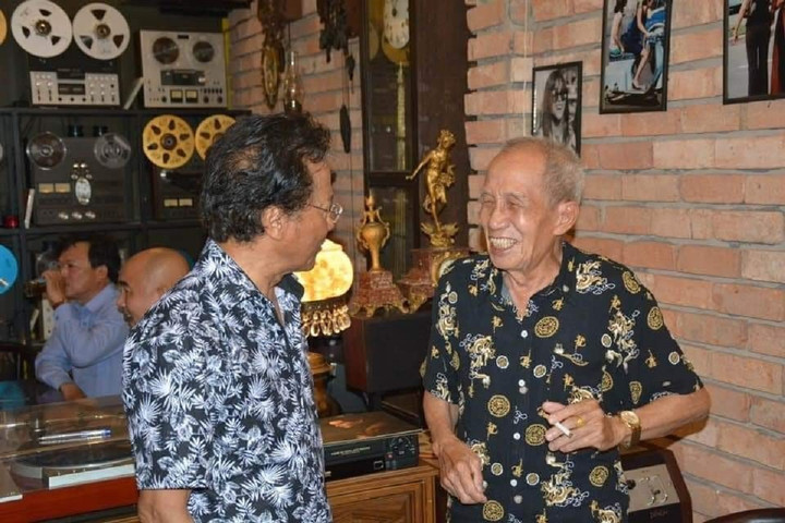 Tác giả Tôi đưa em sang sông và danh ca Chế Linh (bìa trái) tại quán cà phê của nhạc sĩ Thái Thịnh.