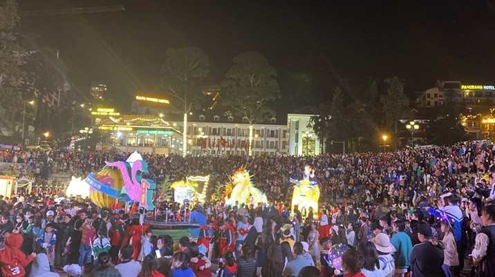 Đêm hội trăng rằm thu hút hàng nghìn người dân và du khách tham dự.