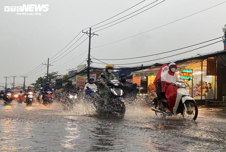 Thời tiết tại TP.HCM hôm nay 30/9 nhiều mây, chiều và tối có mưa rào và có nơi có dông, cục bộ có mưa to.
