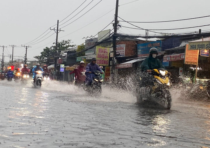 Thời tiết tại TP.HCM hôm nay 1/10, nhiều mây và nắng, riêng chiều và tối có mưa rào và rải rác có dông.