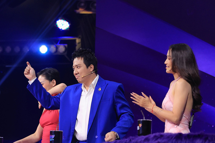 Kết thúc phần trình diễn, Trấn Thành thốt lên: “Bạn hát quá giỏi. Cách bạn sử dụng giọng hát như một master (bậc thầy). Bạn đẩy cao rồi xuống thấp, muốn làm nhẹ thì nhẹ mà đầy thì đầy nhưng quan trọng vẫn nhịp nhàng, hợp lí. Điều này chứng tỏ bạn đã nghe nhạc và luyện tập rất nhiều để có được như hôm nay”.